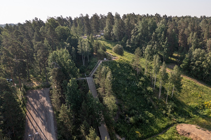 Huhtiniemen kuntoportaat ja metsämaisemaa ilmasta kuvattuna